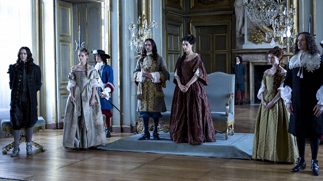 Versailles - Zrcadlo pro prince - Z filmu - Alexander Vlahos, Noémie Schmidt, George Blagden, Elisa Lasowski, Steve Cumyn