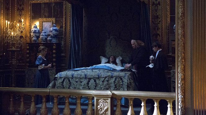 Versailles - Season 1 - La Maladie du Roi empire, c'est maintenant qu'il faut agir ! - Photos