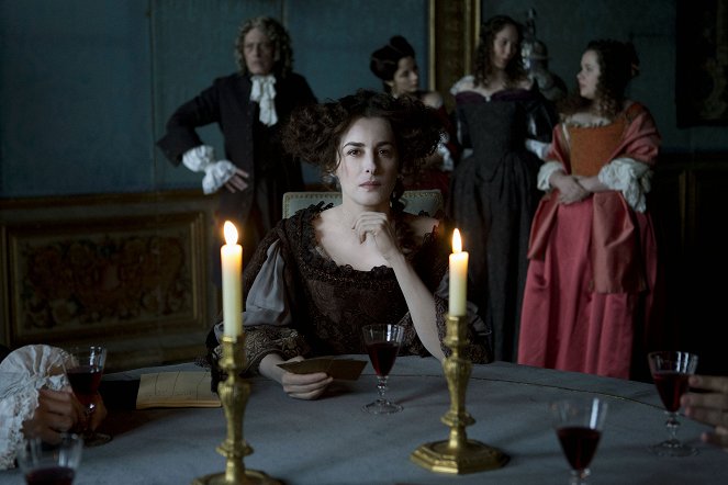 Versailles - Ton palais de rêve est en train de devenir un paradis du complot - Film - Amira Casar