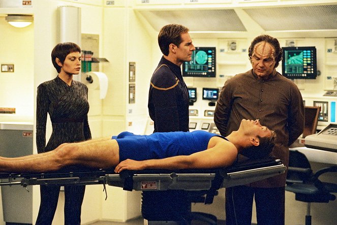 Star Trek: Enterprise - Season 1 - Unexpected - Photos - Jolene Blalock, Scott Bakula, Connor Trinneer, John Billingsley