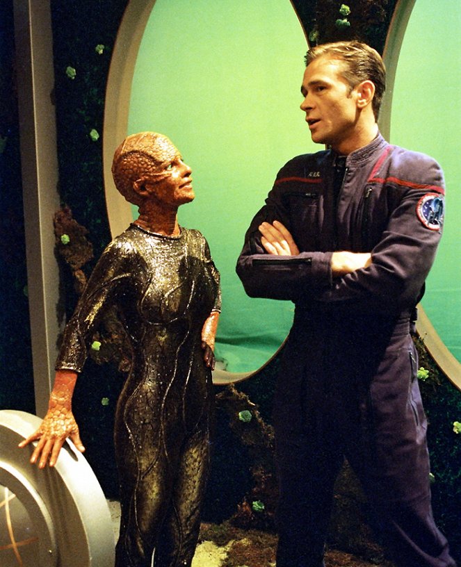 Star Trek: Enterprise - Season 1 - Unexpected - Photos - Julianne Christie, Connor Trinneer