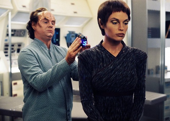 Star Trek: Enterprise - Season 1 - Breaking the Ice - Photos - John Billingsley, Jolene Blalock