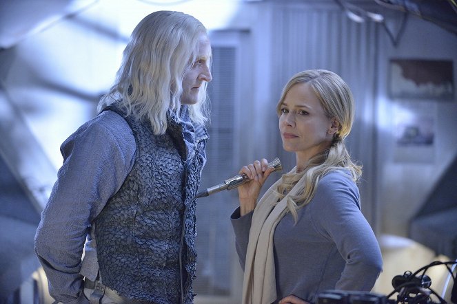 Defiance - Season 1 - If I Ever Leave This World Alive - Photos - Tony Curran, Julie Benz