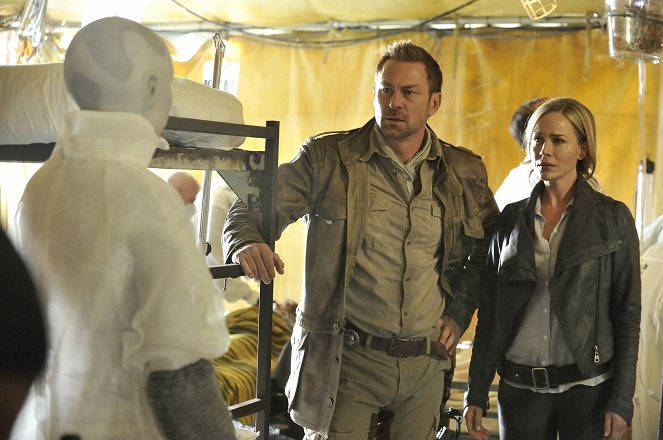Defiance - Season 1 - If I Ever Leave This World Alive - Photos - Grant Bowler, Julie Benz