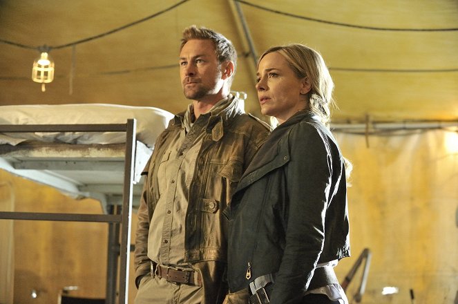 Defiance - If I Ever Leave This World Alive - Photos - Grant Bowler, Julie Benz