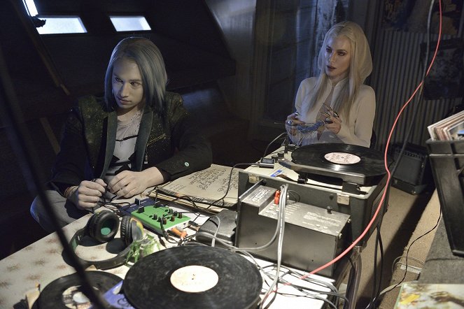 Defiance - If I Ever Leave This World Alive - Photos - Jesse Rath, Jaime Murray