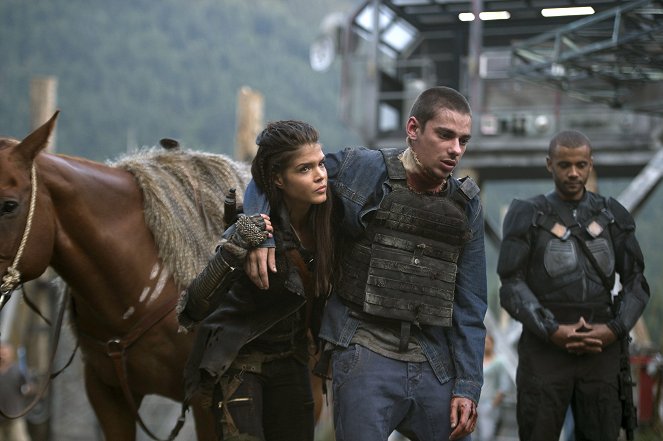 The 100 - Wanheda: Part 1 - Photos - Marie Avgeropoulos, Devon Bostick