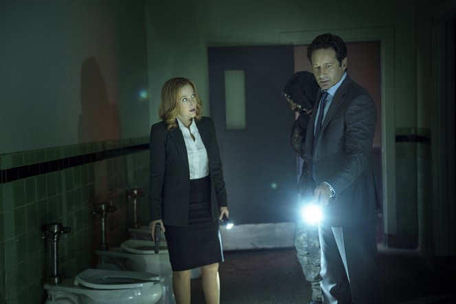 The X-Files - Season 10 - Home Again - Photos - Gillian Anderson, David Duchovny
