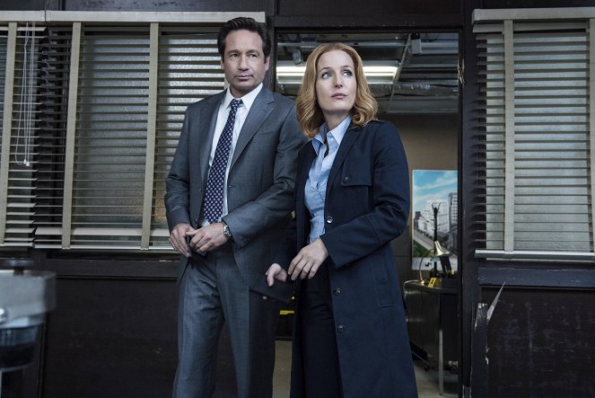 The X-Files - Season 10 - Home Again - Photos - David Duchovny, Gillian Anderson