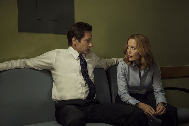 The X-Files - Home Again - Photos - David Duchovny, Gillian Anderson