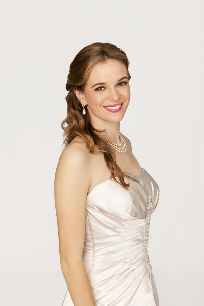 Nearlyweds - Promoción - Danielle Panabaker
