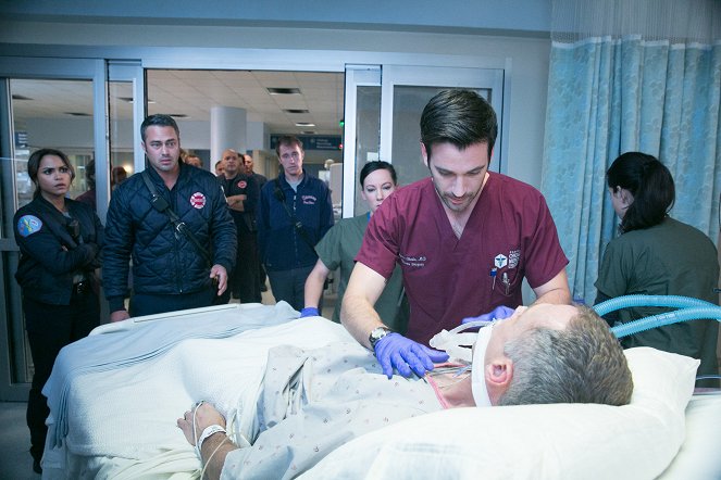 Chicago Med - Season 1 - Malignant - Photos - Monica Raymund, Taylor Kinney, Colin Donnell