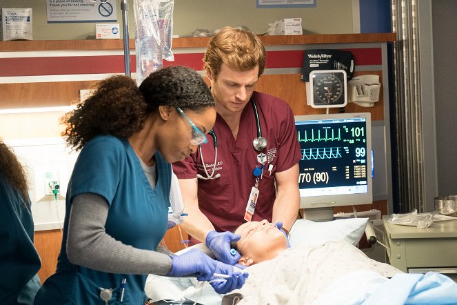Nemocnice Chicago Med - Série 1 - Bound - Z filmu - Yaya DaCosta, Nick Gehlfuss