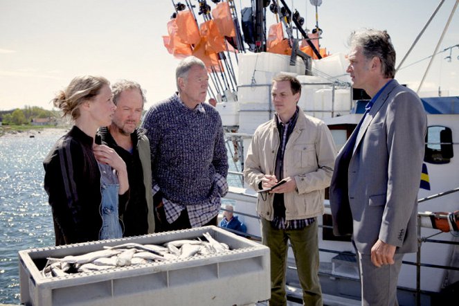 Der Kommissar und das Meer - Niemand hat Schuld - Filmfotos - Sanna Krepper, Douglas Johansson, Bo Svenson, Andy Gätjen, Walter Sittler