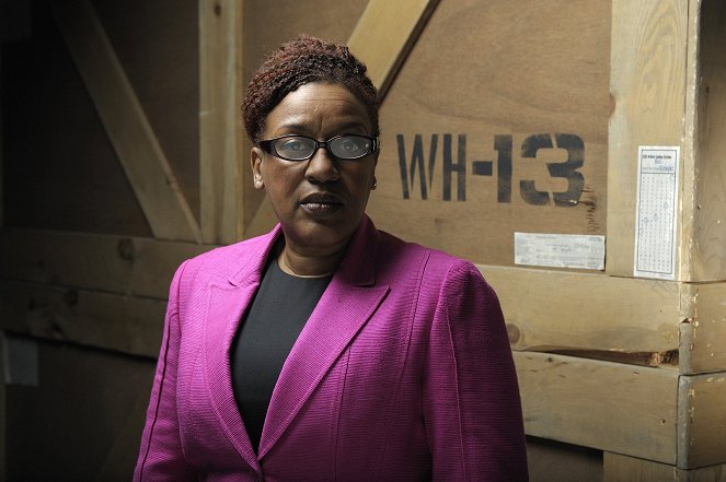 13-as raktár - Season 2 - Az idő elárulja - Filmfotók - CCH Pounder