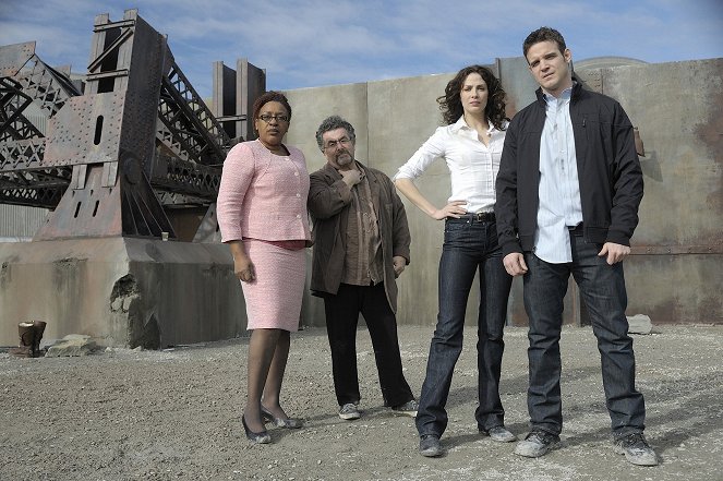Warehouse 13 - Season 2 - Time Will Tell - Photos - CCH Pounder, Saul Rubinek, Joanne Kelly, Eddie McClintock