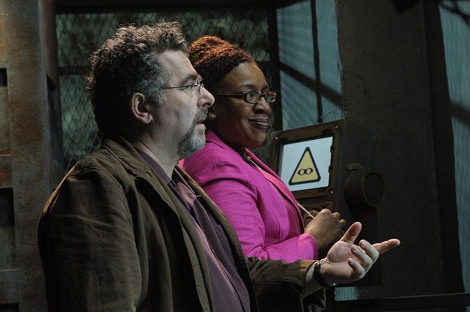 Skladiště 13 - Série 2 - Vesta - Z filmu - Saul Rubinek, CCH Pounder