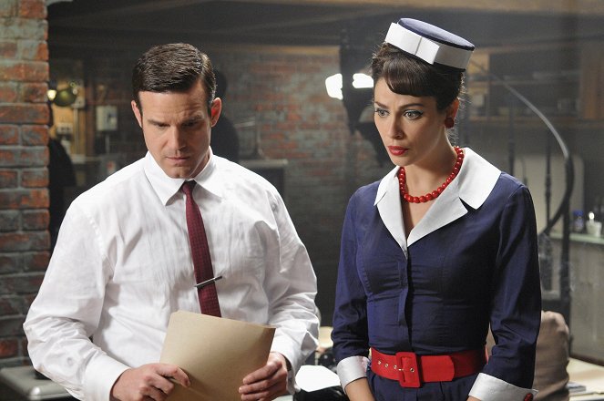 Warehouse 13 - Season 2 - Where and When - Photos - Eddie McClintock, Joanne Kelly