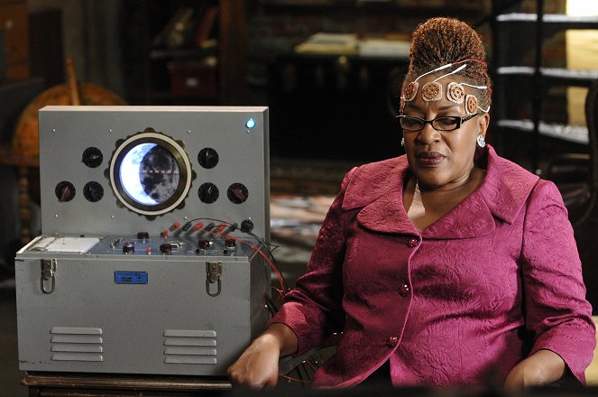 Warehouse 13 - Buried - Photos - CCH Pounder