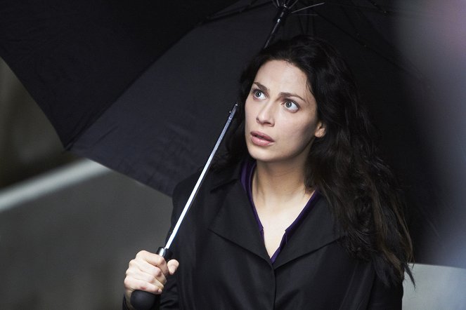 Warehouse 13 - Season 3 - Past Imperfect - Photos - Joanne Kelly