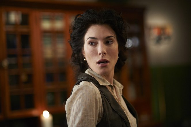 Warehouse 13 - Season 3 - Stand - Photos - Jaime Murray