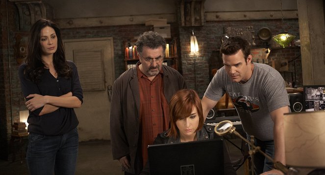 Warehouse 13 - Stand - Van film - Joanne Kelly, Saul Rubinek, Allison Scagliotti, Eddie McClintock