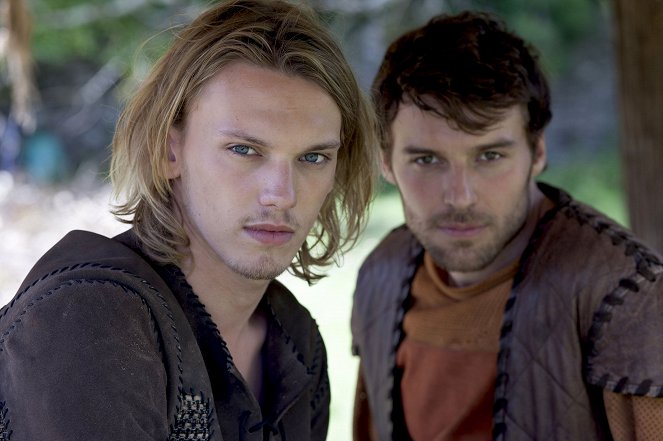 Camelot - Homecoming - Promokuvat - Jamie Campbell Bower, Peter Mooney