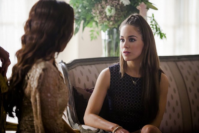 Dominion - Season 1 - Black Eyes Blue - Photos - Roxanne McKee