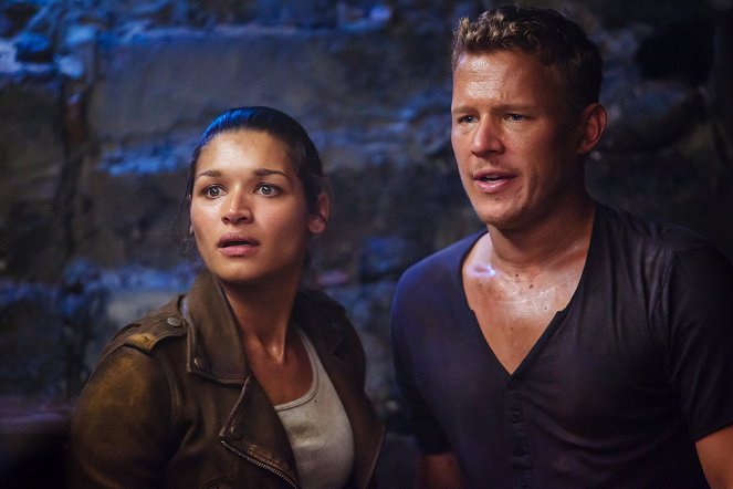 Dominion - Season 2 - Die schmale Pforte - Filmfotos - Kim Engelbrecht, Christopher Egan