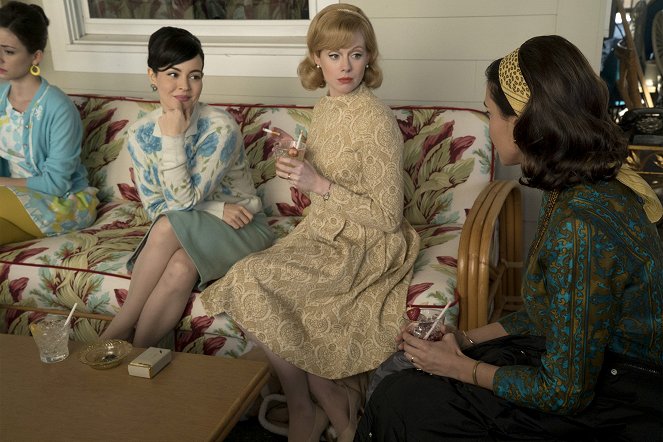The Astronaut Wives Club - In the Blind - Van film - Azure Parsons, Zoe Boyle