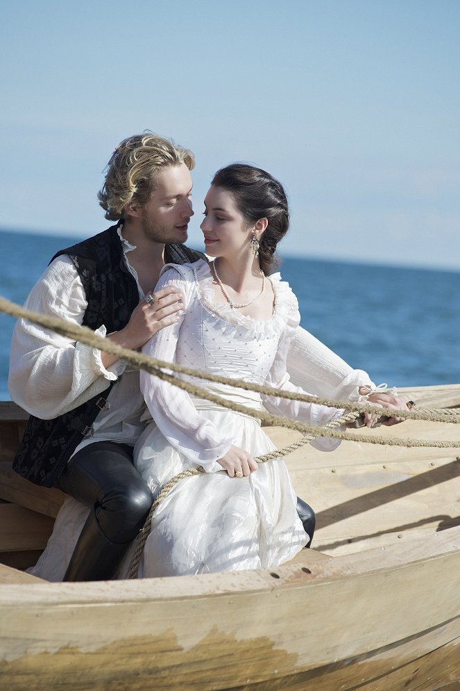 Reign - In a Clearing - Do filme - Toby Regbo, Adelaide Kane