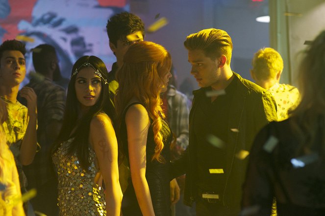 Shadowhunters: The Mortal Instruments - Une fête d'enfer - Film - Emeraude Toubia, Dominic Sherwood