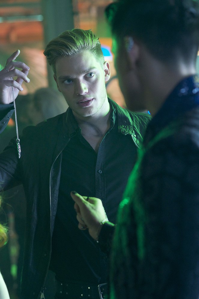 Shadowhunters: The Mortal Instruments - Une fête d'enfer - Film - Dominic Sherwood