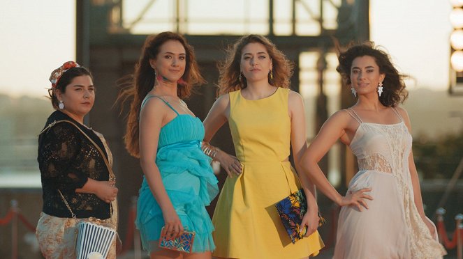 Her Şey Aşktan - De la película - Bala Atabek, Dilşad Şimşek, Öznur Serçeler, Hande Doğandemir
