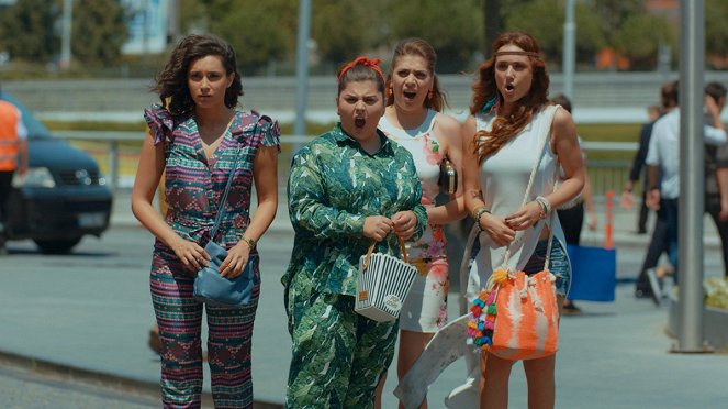 Her Şey Aşktan - De la película - Hande Doğandemir, Bala Atabek, Öznur Serçeler, Dilşad Şimşek