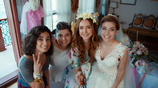 Her Şey Aşktan - Promo - Hande Doğandemir, Bala Atabek, Dilşad Şimşek, Öznur Serçeler