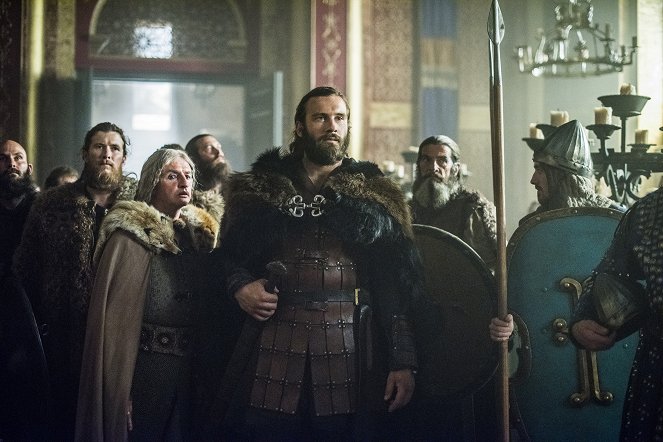 Vikings - The Dead - Photos - Clive Standen