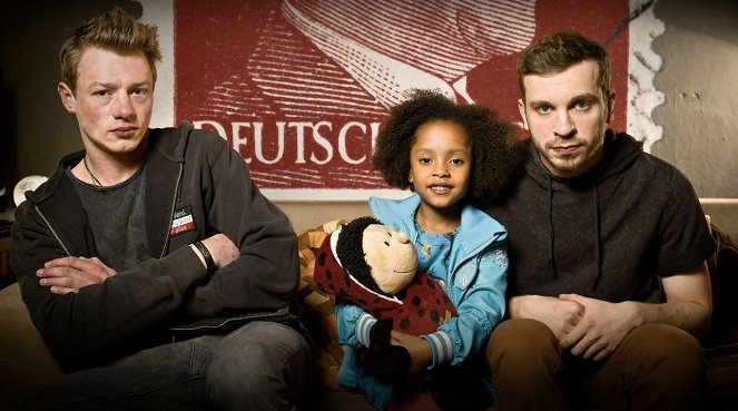 Familie Braun - Werbefoto - Vincent Krüger, Nomie Laine Tucker, Edin Hasanović