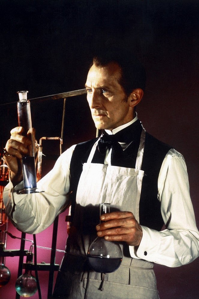 Frankenstein schuf ein Weib - Filmfotos - Peter Cushing