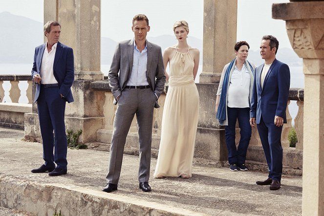 The Night Manager - Season 1 - Werbefoto - Hugh Laurie, Tom Hiddleston, Elizabeth Debicki, Olivia Colman, Tom Hollander