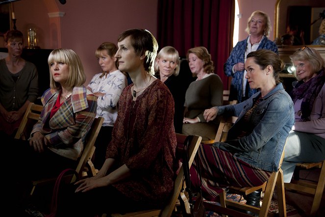 Vraždy podle Agathy - Z filmu - Ashley Jensen, Caroline Langrishe, Sandy McDade, Hermione Norris, Lucy Liemann
