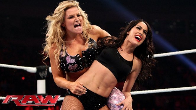 WWE Monday Night RAW - Fotosky - Natalie Neidhart, Brianna Garcia