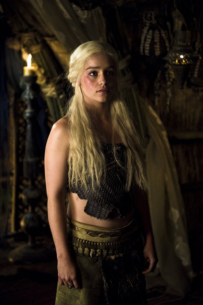 Game of Thrones - Cripples, Bastards, and Broken Things - Photos - Emilia Clarke