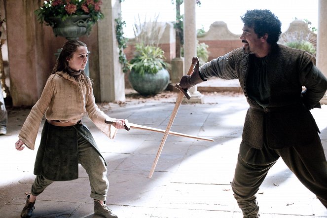 Game Of Thrones - Season 1 - Eine goldene Krone - Filmfotos - Maisie Williams, Miltos Yerolemou