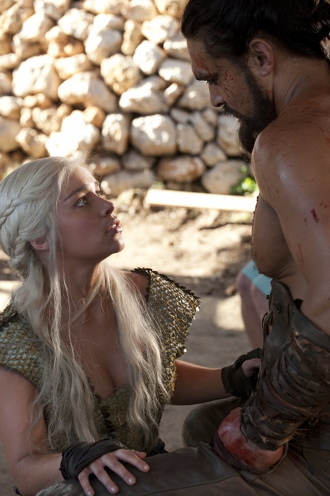 Game Of Thrones - Season 1 - Das spitze Ende - Filmfotos - Emilia Clarke, Jason Momoa