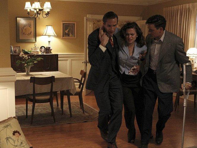 Agent Carter - Atómová práca - Z filmu - James D'Arcy, Hayley Atwell, Enver Gjokaj