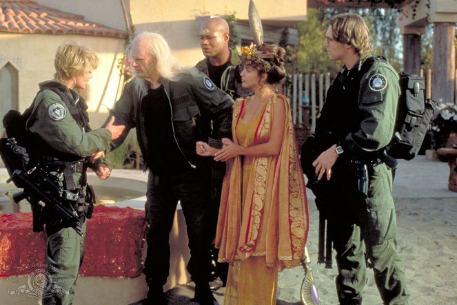 Stargate SG-1 - Season 1 - Brief Candle - Photos - Amanda Tapping, Richard Dean Anderson, Christopher Judge, Bobbie Phillips, Michael Shanks