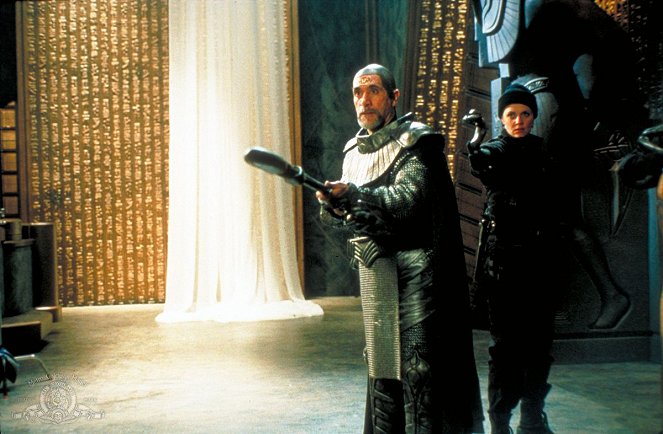 Stargate SG-1 - Season 2 - The Serpent's Lair - Van film - Tony Amendola, Amanda Tapping