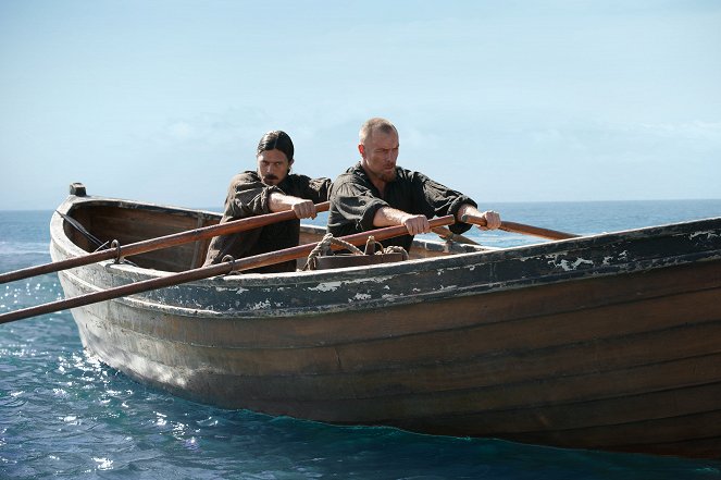 Black Sails - XXI. - De la película - Luke Arnold, Toby Stephens