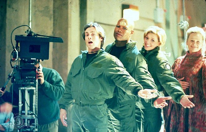 Stargate SG-1 - Season 2 - Prisoners - Van de set - Michael Shanks, Christopher Judge, Amanda Tapping, Bonnie Bartlett